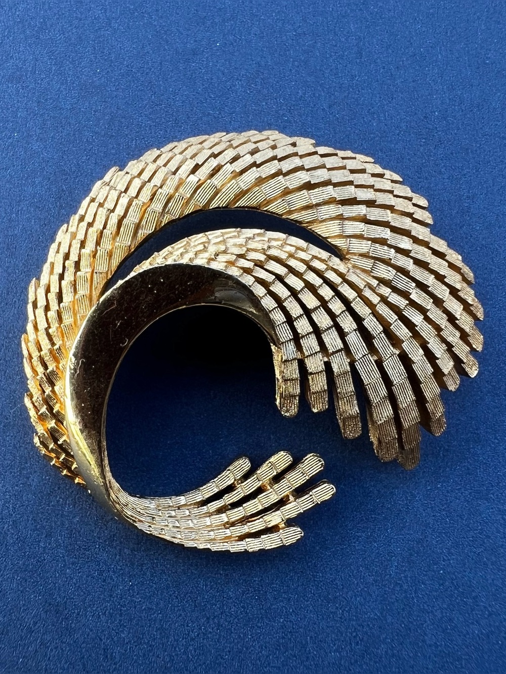 Vintage Crown Trifari Gold Wave Brooch Pin Curved Feather Motif Swirl